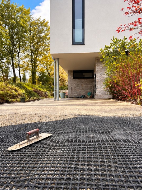Systemaufbau einer befahrbaren Steinteppich-Einfahrt